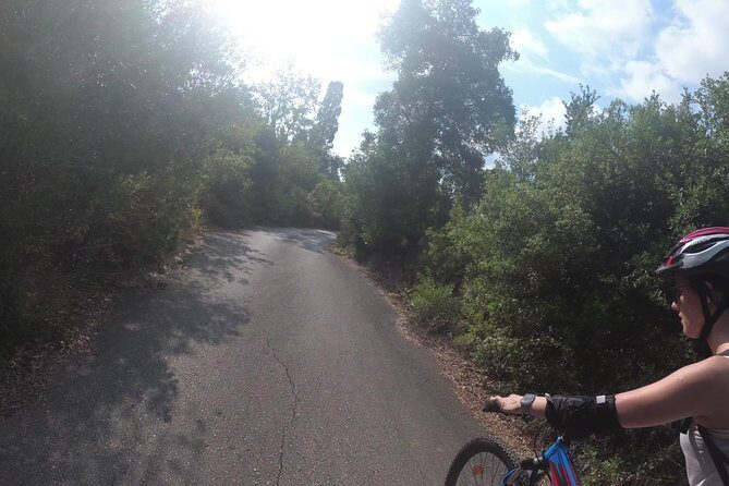 e-MTB Tour - Durrells Farm & Crab Lake [30Km - 18Mi] - Durrells-area houses and the farm stop: a meaningful countryside transition