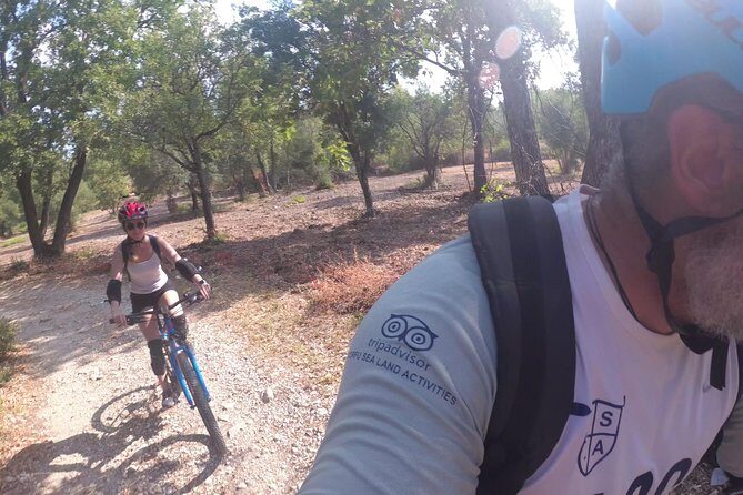 e-MTB Tour - Durrells Farm & Crab Lake [30Km - 18Mi] - Snack and drink break: how the guide keeps the ride fun and safe
